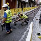 Operarios ayer extendiendo la capa del nuevo firme. 