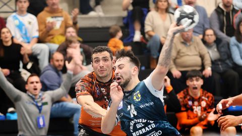 El jugador del Cangas Mart&iacute;n Gayo, en una acci&oacute;n del partido ante el Torrelavega.