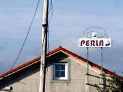 El club Perla se encuentra al pie del vial Santiago-Padr�n.