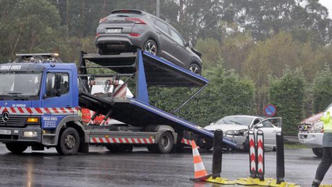 La gr�a retirando uno de los veh�culos implicados en el accidente