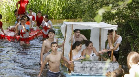 El tiempo acompa a los participantes y asistentes del XVIII descenso por el ro Anllns que cada ao se celebra por San Xon