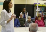 Valeria Fraguela y la estudiante de Logopedia, Beatriz Eiranova, al fondo, en plena terapia. 