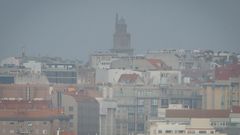 Vista de A Corua, con la torre de Hrcules al fondo, difuminada por la niebla y la contaminacin del aire