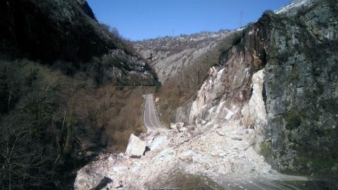 El argayu registrado en la AS-117  en Sobrescobio que cort� el acceso a Caso