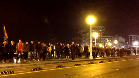 Una imagen de la cadena humana contra el sida, discurriendo por el muro de San Lorenzo