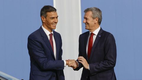 Encuentro entre Alfonso Rueda y Pedro Snchez durante la botadura de la primera fragata de la serie F-111 en Ferrol.