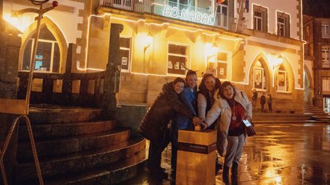 Laura Rivadeneira, Mara Lago, Sandra Maneiro y Caridad Gonzlez pulsaron el botn.