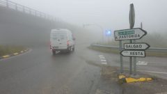 Uno de los accesos hoy de la A-8 en Mondoedo con abundante niebla