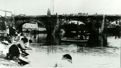 Lavanderas junto al puente viejo de Monforte, en una imagen que acompa�� una de las cr�nicas de Felipe Aira publicadas en este diario y ahora reunidas en un libro