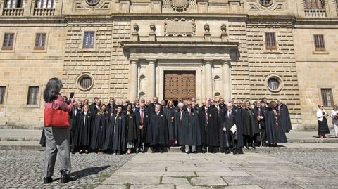 Foto de grupo de los cofrades frente a la fachada de la iglesia de los Escolapios, en Monforte 