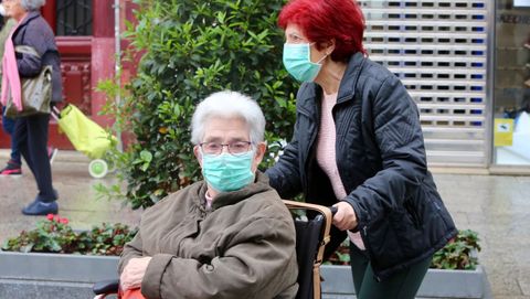 Gente mayor por las calles de Vigo