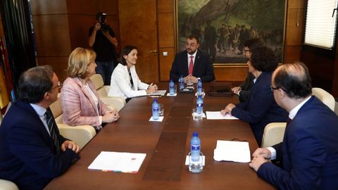La ministra de Industria, Comercio y Turismo en funciones, Reyes Maroto (3i), y el presidente del Principado, Adri�n Barb�n (c), al inicio de la reuni�n que mantuvieron hoy en Oviedo