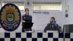 Lara y Adrián, auxiliares de Policía Local, en la comisaría de A Illa de Arousa.