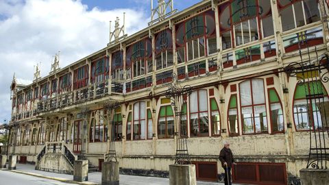 La Terraza es un emblema de la Belle poque coruesa. Aunque se construy junto a los jardines de Mndez Nez, para evitar su desaparicin fue trasladada en barco hasta la playa de Sada. 