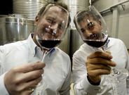 El en�logo Jean Francois Hebran y el reponsable de la bodega Attis, Robustiano Fari�a.
