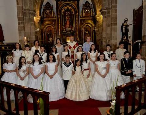 El p�rroco Manuel V�zquez, con los ni�os en la iglesia de Cee. 