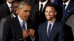Obama imita a Stephen Curry en la visita de Golden State a la Casa Blanca