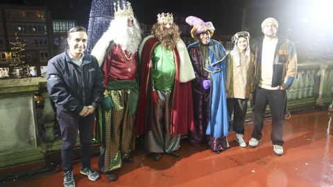 De izquierda a derecha, el acalde Jos� Manuel Rey Varela, Melchor, Gaspar, Baltasar, la paje real y el concejal de Fiestas, Ar�n L�pez.