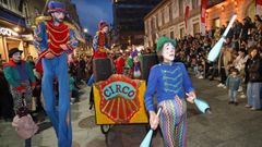 Cientos de personas acudieron ayer a la calle del Pr�ncipe para contemplar la actuaci�n de Troula, espect�culo con el que se abre una nueva entrega de VigoCultura.  