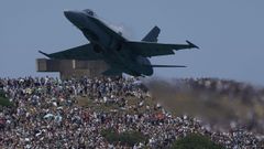 Miles de personas han seguido desde la playa de San Lorenzo y sus aleda�os las exhibiciones y acrobacias de los aviones, helic�pteros y paracaidistas que han participado en el XIX Festival A�reo de Gij�n, un evento que se ha iniciado al mediod�a con unas condiciones meteorol�gicas id�neas, con cielo despejado, sol y poco viento.