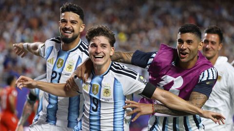 Juli�n �lvarez celebrando un gol de Argentina