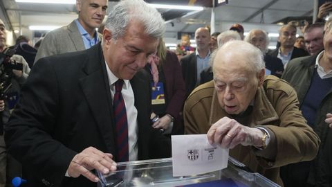 El expresidente de la Generalitat de Catalu�a, Jordi Pujol, votando en las elecciones del F�tbol Club Barcelona, en marzo pasado.