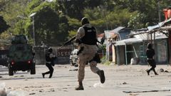 Agentes de la polica haitiana en una operacin contra pandilleros en Puerto Prncipe.