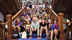 El delegado de representaci�n institucional, Rosendo Rodr�guez, con los participantes del campamento urbano de Amencer