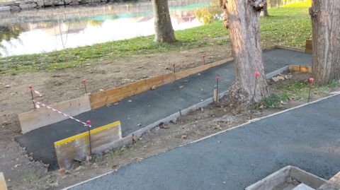 La rampa facilita el paso entre la orilla del r&iacute;o y el paseo para las personas con movilidad reducida