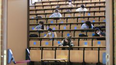 Alumnos en la facultad de Empresariais de Lugo haciendo la selectividad