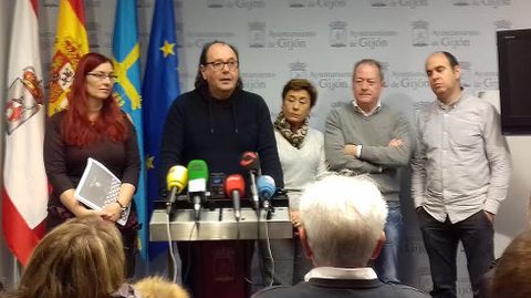 Representantes de XsP, IU y la Unión de Comerciantes de Gijón