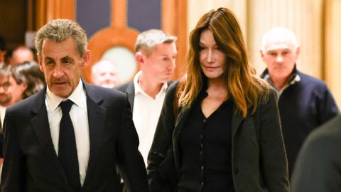 Nicolas Sarkozy con su mujer, Carla Bruni, en el tribunal de Par�s