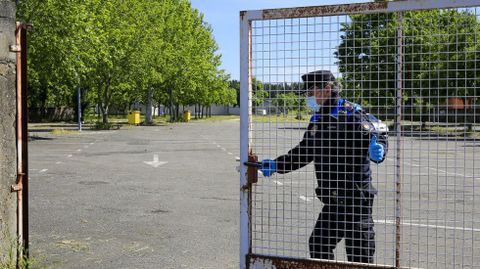 Un polic�a local cierra la entrada del campo de la feria de Monforte, en una fotograf�a de archivo