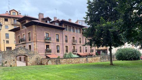 Aspecto actual del antiguo Cortijo de Regla, con la casona rehabilitada y el antiguo arco de entrada al recinto.