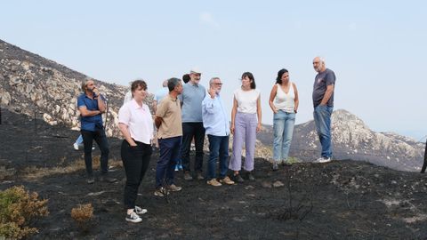 Ana Pontn, durante una visita a las zonas quemadas de Vilar de Barrio acompaada de otros dirigentes del BNG.