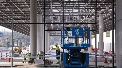 Obras en la dársena de pasajeros de la estación de buses y que formará parte de la intermodal de A Coruña.