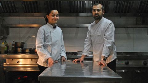 Yaiza y Manuel, en la cocina del restaurante