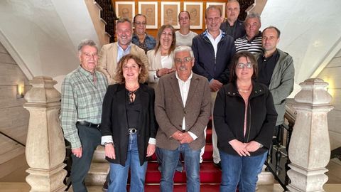 El portavoz del Grupo Municipal Socialista de Gij�n, Luis Manuel Fl�rez 'Floro' (en el centro), junto al resto de concejales de su formaci�n y la vicesecretaria general del PSOE gijon�s, Bego�a Fern�ndez, en el Ayuntamiento gijon�s