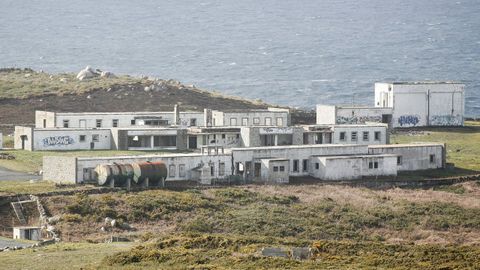 Vista de la antigua base, tres mdulos construidos a diferentes niveles, el frontn (en la parte derecha) y dos garitas