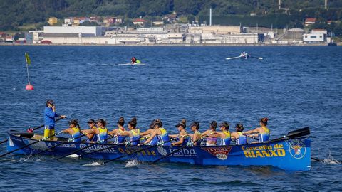 Imagen de archivo de la trainera rianxeira durante una regata en aguas de Rianxo.