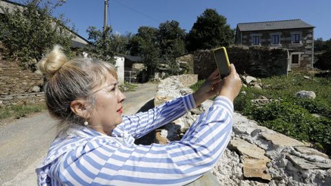 Una vecina de Furís de Abaixo, en Castroverde, buscando cobertura de móvil