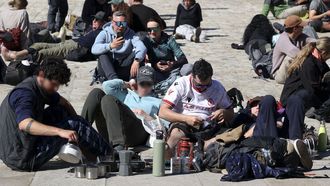 El grupo de peregrinos despleg� pasado el mediod�a del Viernes Santo, en plena Praza do Obradoiro, un hornillo para calentar agua, una cafetera italiana y dos latas de cocido