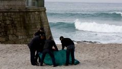 Muere una mujer en la playa del Orz�n