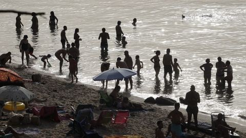 Atardecer en una playa de A Illa.