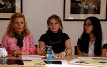 La concejala de Cultura, en el centro, present� ayer la iniciativa junto a las comisarias de la exposici�n.