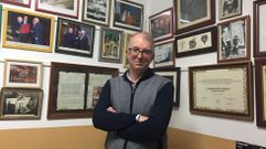 El profesor Alfredo Mart�n, rodeado de recuerdos, en una imagen tomada en la Orden Tercera