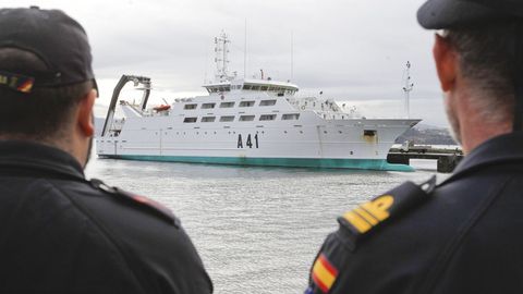 Los aspirantes a oficiales de la Armada se forman en navegacin y maniobra en el barco escuela