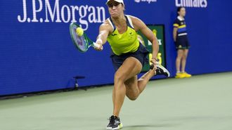 J�ssica Bouzas, intentando devolver una bola en su partido de principios de septiembre frente a Elena Rybakina en el US Open de Nueva York.
