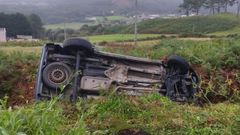 El veh�culo se sali� de la v�a y acab� volcado sobre una leira en Pi�eiro, en la parroquia laxense de Serantes.