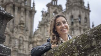 ngela Banzas: Me llena ver una novela con tantos guios a Santiago como finalista en el premio Planeta